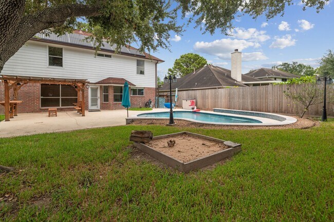 Building Photo - 22523 Holly Lake Dr