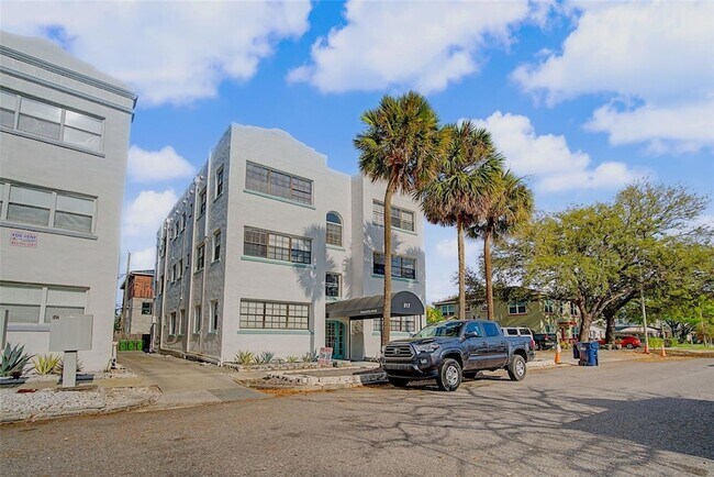 Building Photo - 517 Columbia Dr