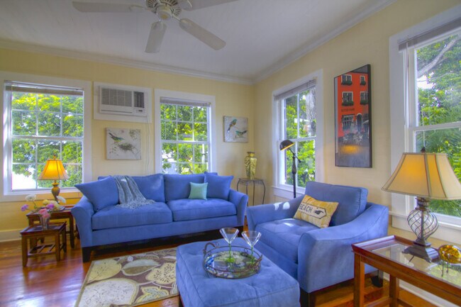 Building Photo - Furnished 1 bedroom 1 Bathroom in Old Town