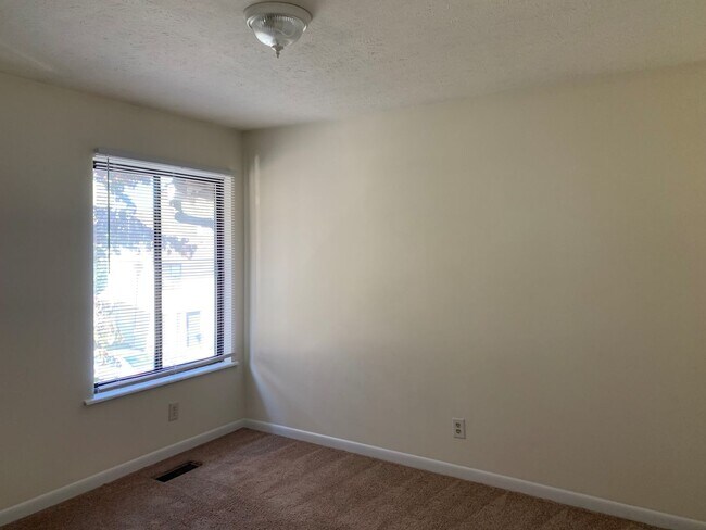 Building Photo - Tenbury Square Townhomes Off Old Forest Road