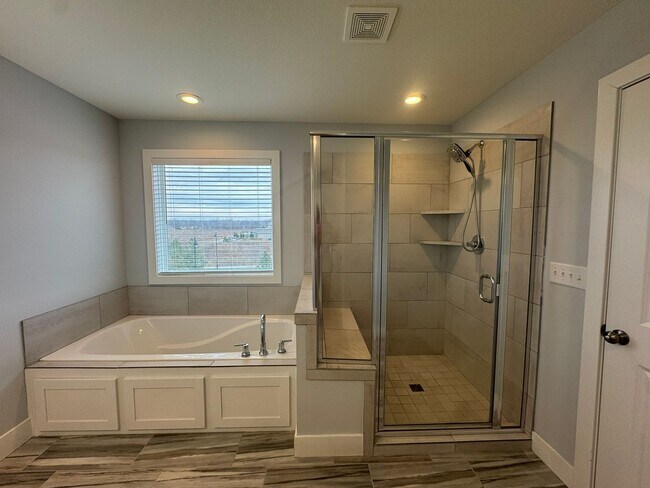 Building Photo - Luxury 5BR 4 BA Home w/ Pool and Clubhouse Access in GREAT location!