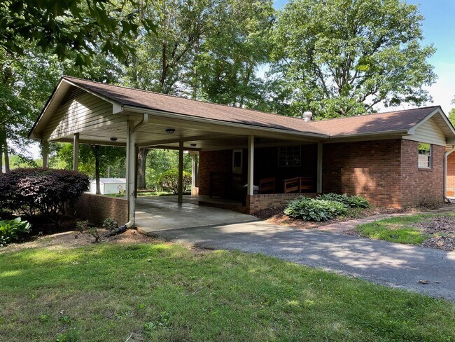 Building Photo - Beautiful 2 Bed, 2 Bath home located in Seagrove. (Handicap accessible)