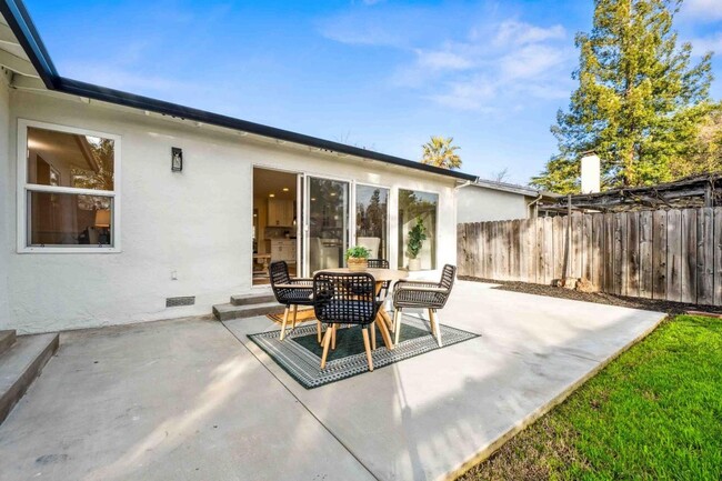 Building Photo - Stunning 4-Bedroom Home with Designer Fini...
