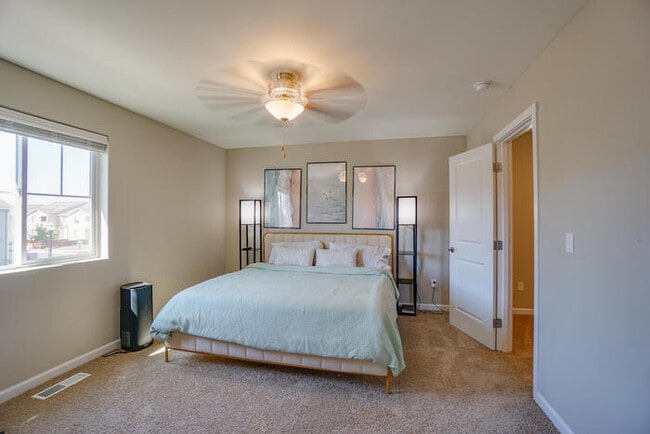 Building Photo - NEWER THREE BEDROOM IN ORCHARDS