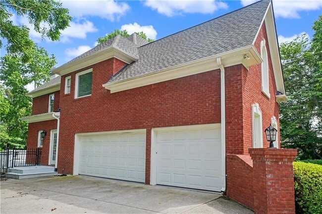 Building Photo - 2260 Bent Creek Manor