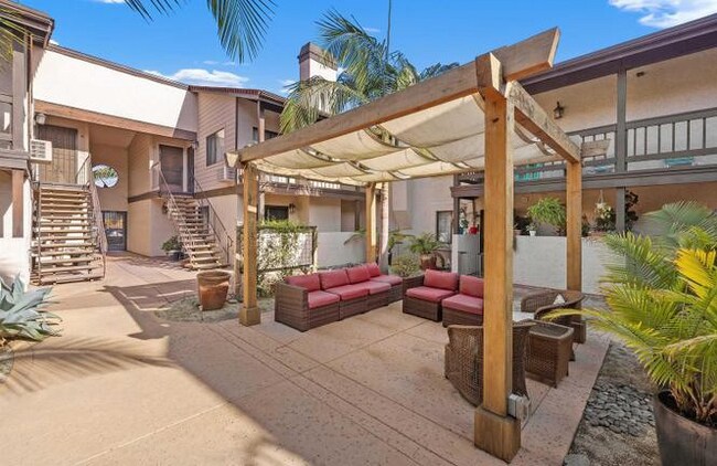 Building Photo - Discover the charm of this top-floor apart...