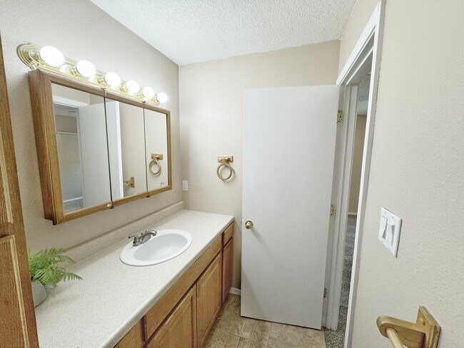 Building Photo - 9307 Vista Clara Loop NW