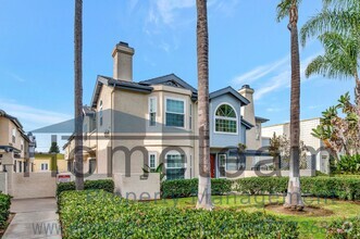 Building Photo - 2 BR/ 2 BA 1171 SQFT Coronado Townhome