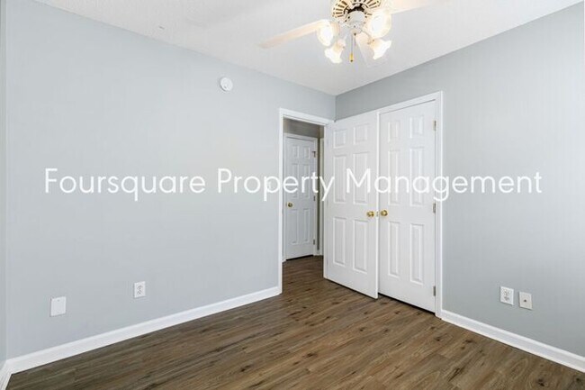 Building Photo - Townhome | Screened Back Porch | Back Pati...