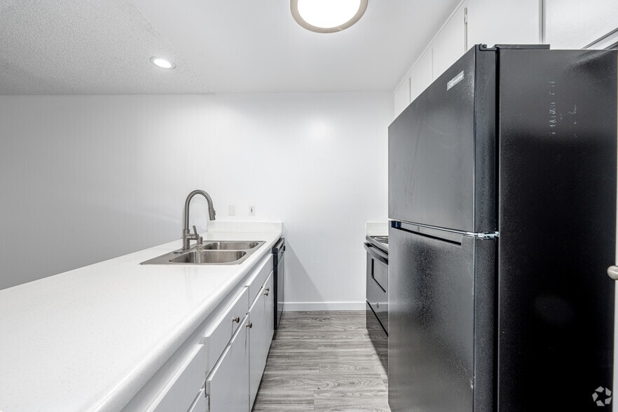 1BR, 1BA - 775SF - Kitchen - La Maison