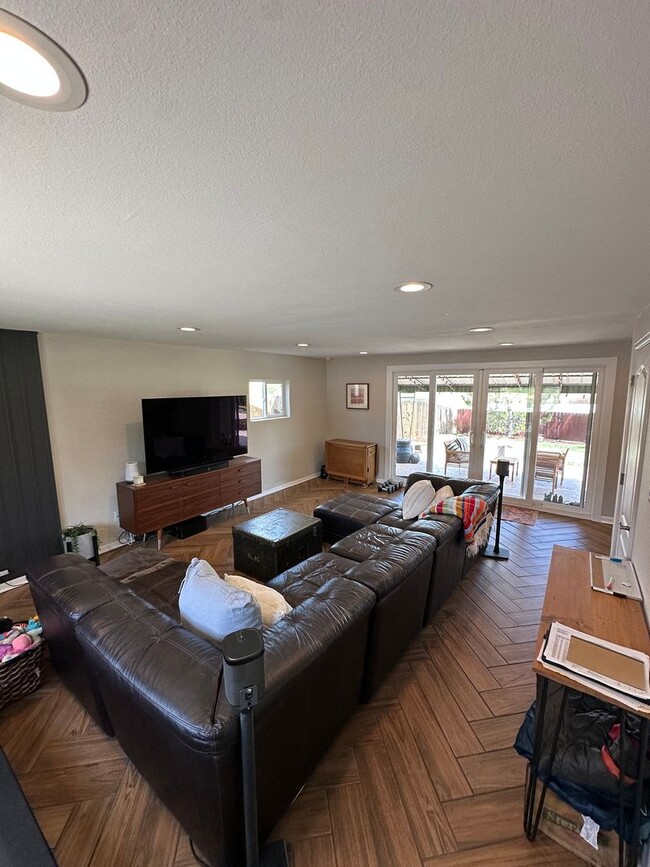 Building Photo - Charming Updated Ranch-Style Home