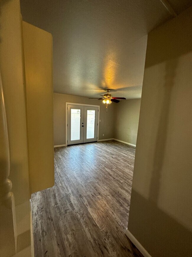 Building Photo - Great 3 bd/1.5 ba Home - Lots of Built-in Storage