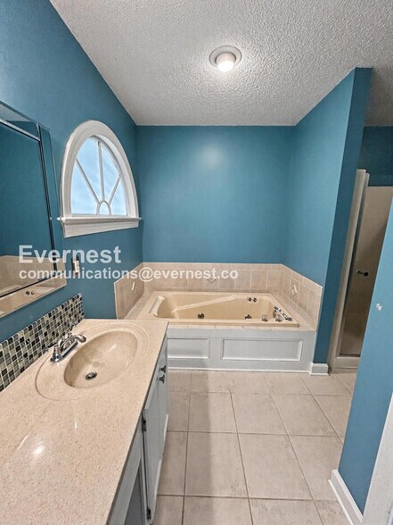 Building Photo - 2217 Briar Glen Rd