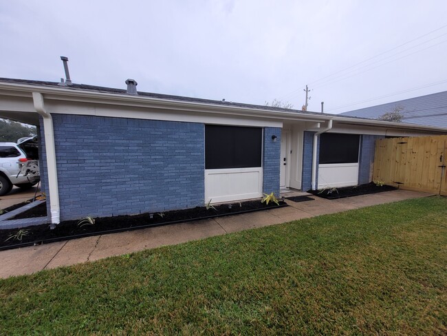 Building Photo - 1815 Bahama Dr