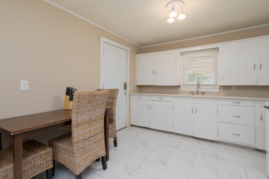 Building Photo - 1341 Hickory St