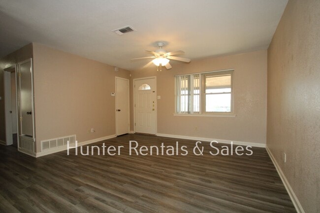 Building Photo - Mountain of Amenities!