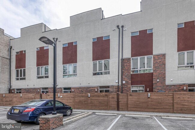 Building Photo - Northern Liberties Townhome with Parking