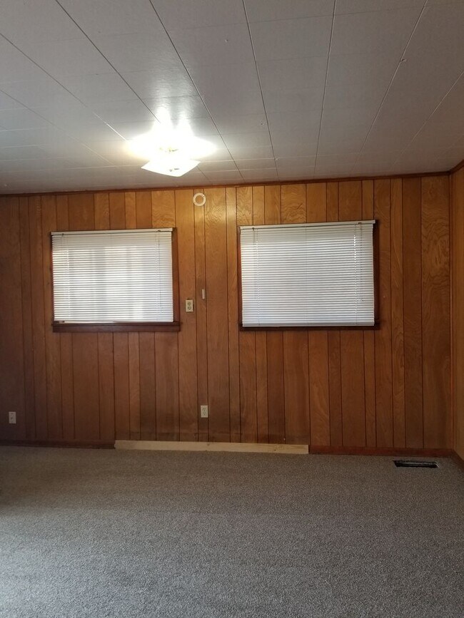 Building Photo - Large 3 br near YVCC