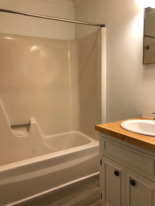 Building Photo - Travelers Rest !! 3 BR, 2 BA with Great Living Space - Den, Bonus Room, Primary Suite has a HUGE ...