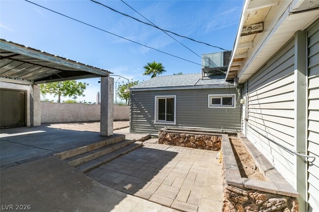 Building Photo - 5 Mallory St