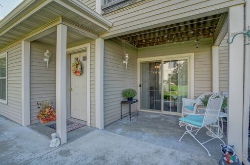 LL covered patio - 325 Henry Dr