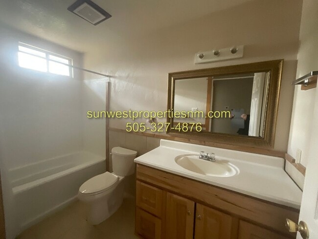 Building Photo - 2 Bedroom, 1 Bath Duplex