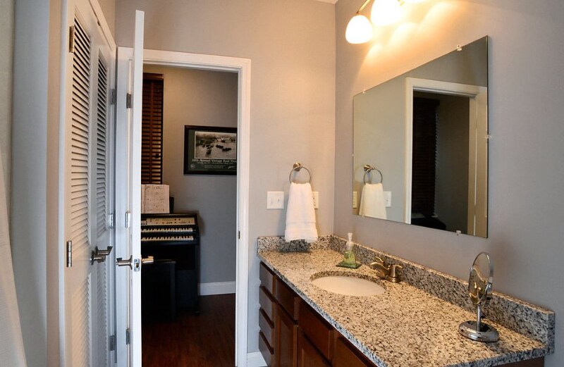 Building Photo - 201 S Main St