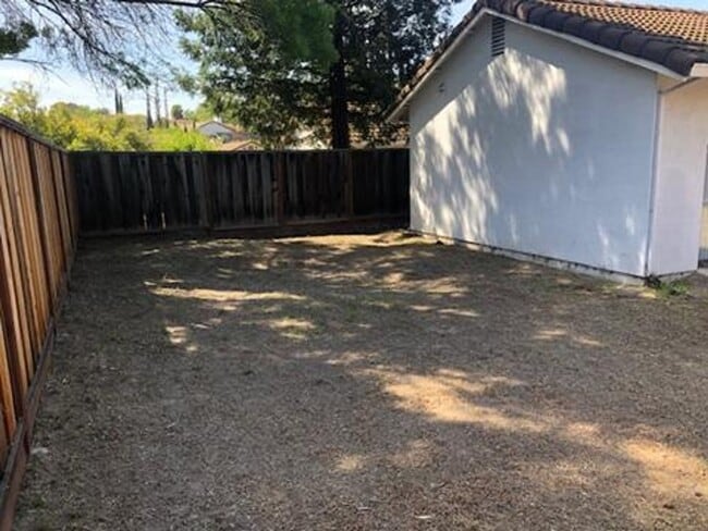 Building Photo - Hillcrest area 2 bedroom, 2 bath with 2 ca...