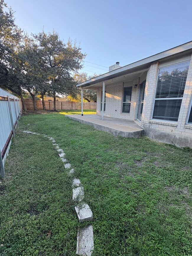 Building Photo - AVAILABLE NOW!