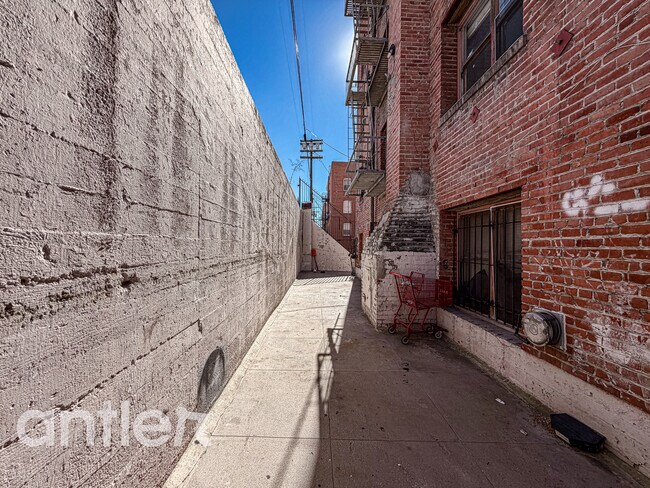 Building Photo - 724 S Mariposa Ave