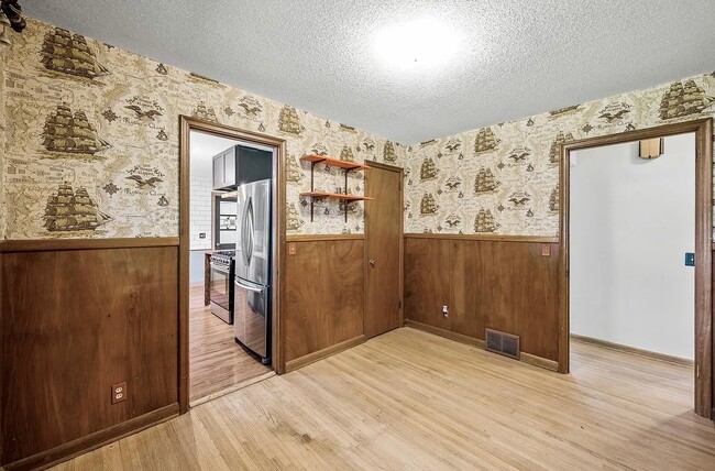 Building Photo - 6121 Trinity Dr NE