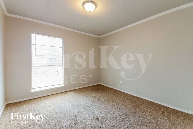 Building Photo - 3317 Kenwood Dr