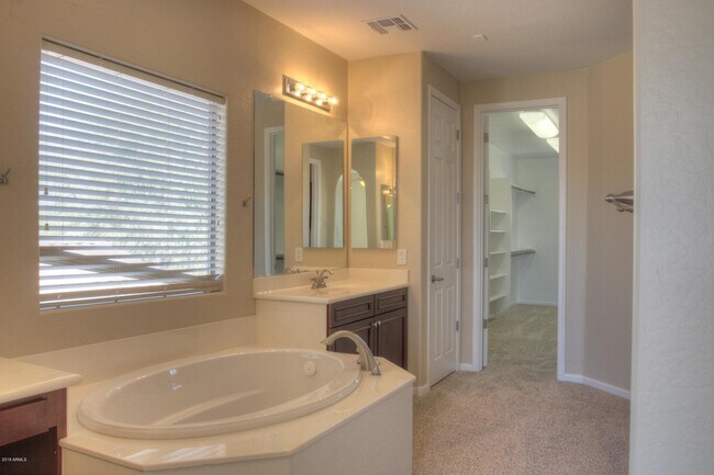 Building Photo - 2413 E Park View Ln