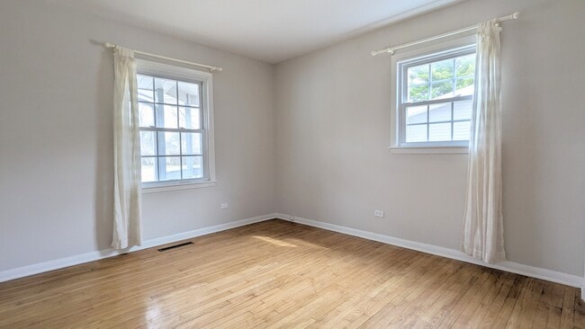 Building Photo - 709 W Kenilworth Ave