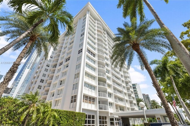 Building Photo - 1420 Brickell Bay Dr
