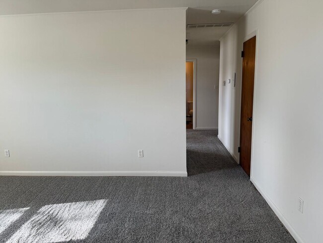 Building Photo - Adorable Duplex with New Flooring! - Lawncare Included!