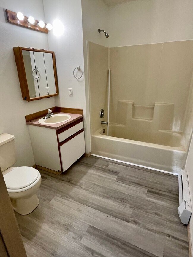 Building Photo - 2 Bed, 1 Bath Apartment in Blaine