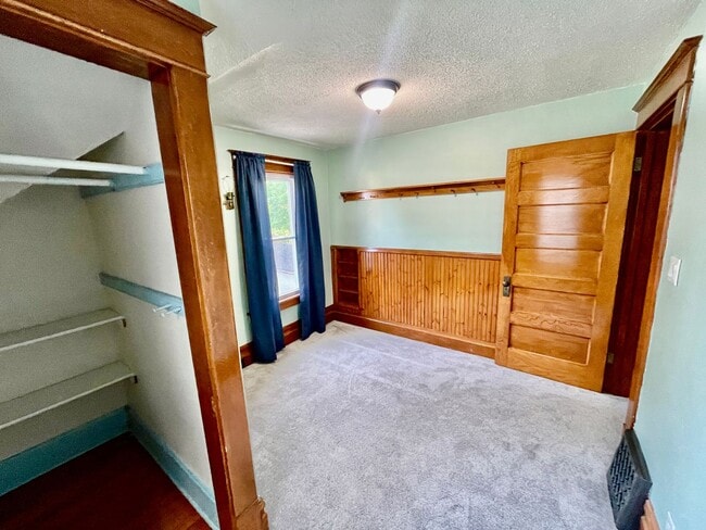 Building Photo - Charming 4 Bedroom Home