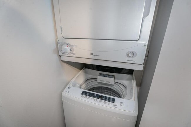 Building Photo - 133 W Locust St