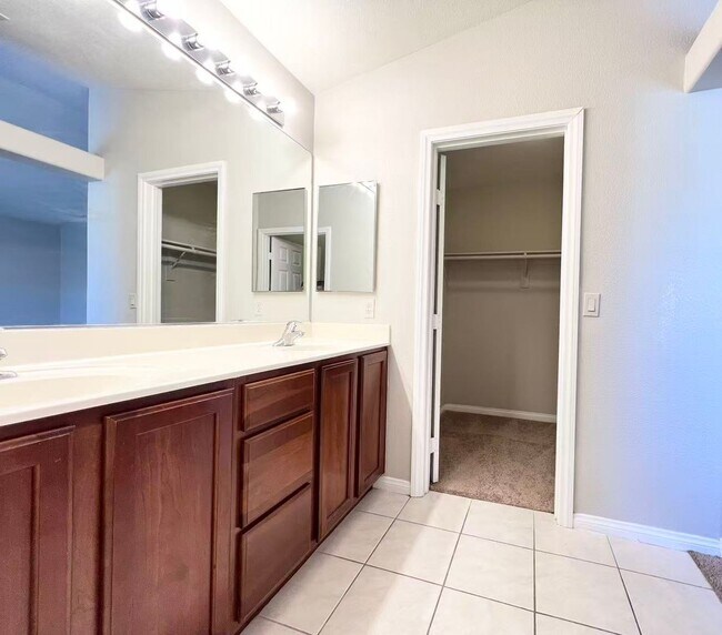 Building Photo - Beautiful single family Home in the SW Gated Community