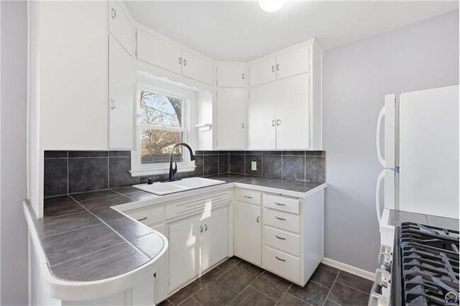 Building Photo - 2116 SW Plass Ave