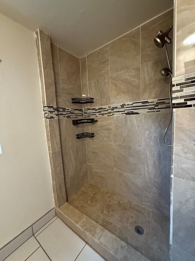 Building Photo - Beautiful 3-Bedroom Home in Shafter $1,800!!!! Spacious Layout, Basement, Carport & Large Backyar...