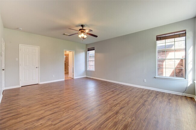 Building Photo - 5527 Gatesprings Ln