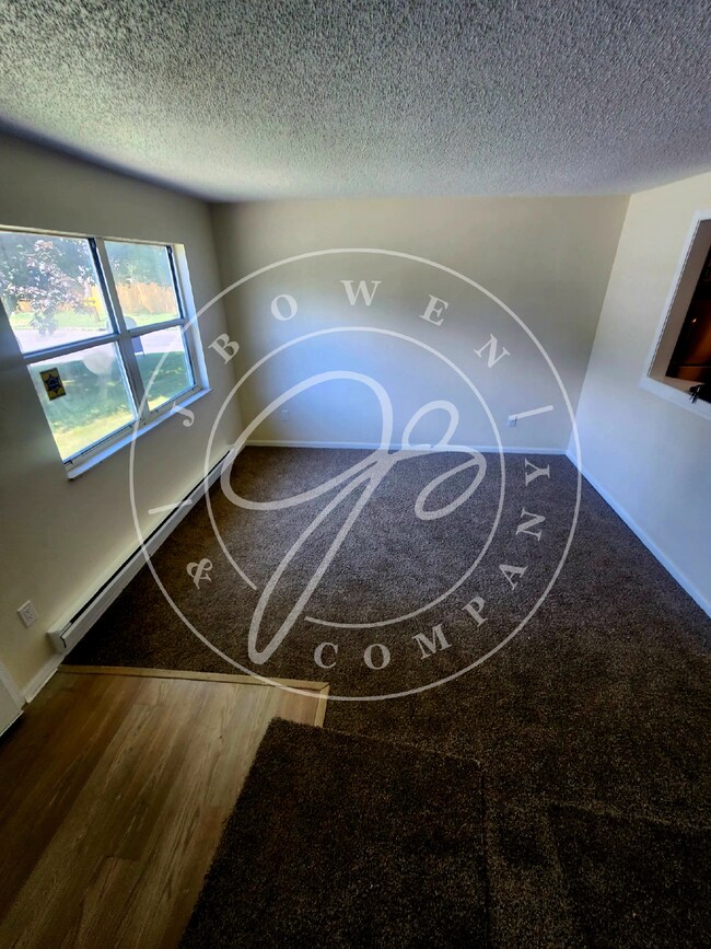 Building Photo - Preparing for showings! 3 bed 1.5 bath nea...