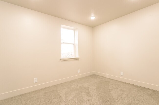 Building Photo - 732 Hislop Dr