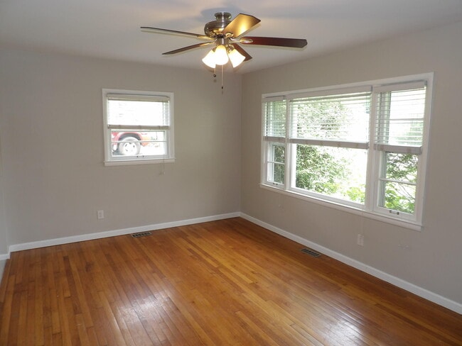 Building Photo - 286 Zandale Dr