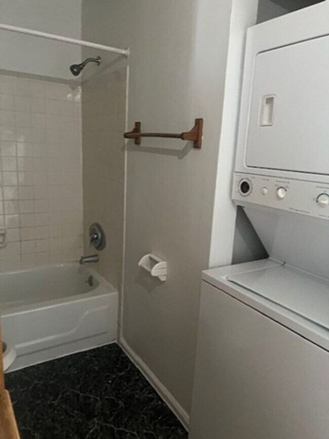 Building Photo - One Bedroom Condo For Rent