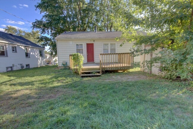 Building Photo - 2 Bed Bettendorf Home