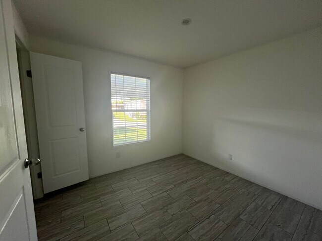 Building Photo - 18 Eland Dr