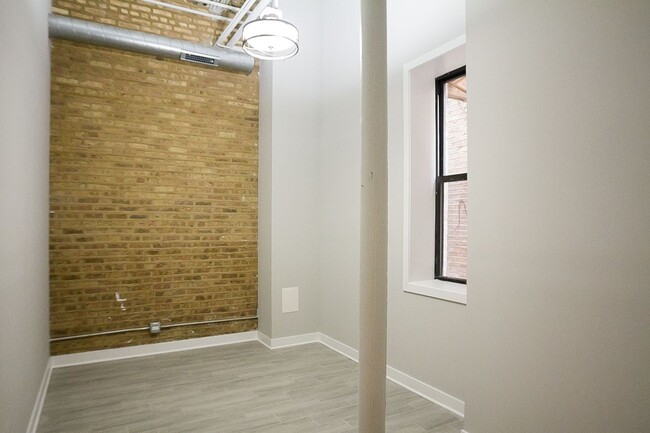 Building Photo - 4435 W Fullerton Ave